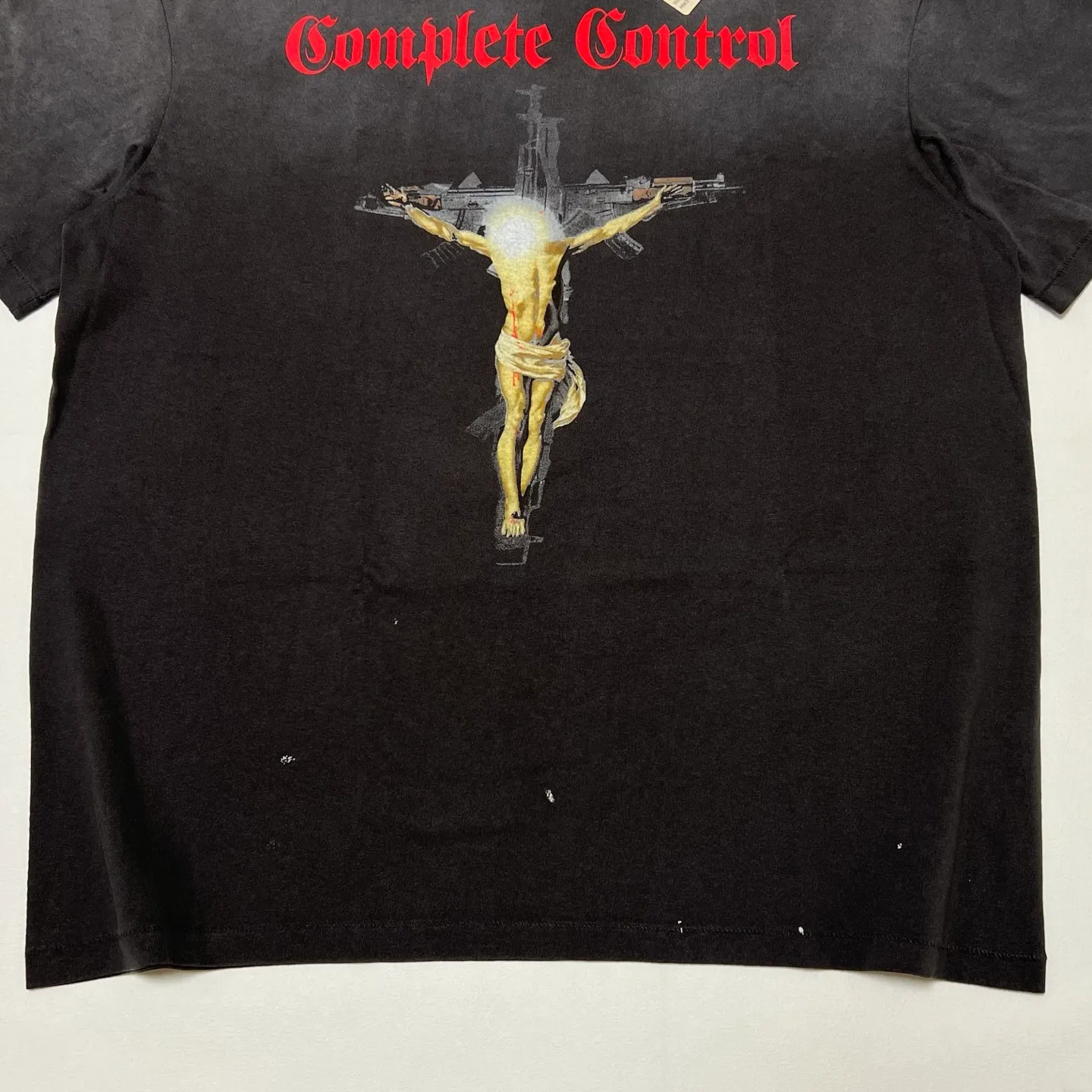 SAINT Mxxxxxx × Kosuke Kawamura KK_SS TEE/COMPLETE CONTRL/BLK KK joint model Jesus AK submachine gun cross printed TEE Washed black S-XL KK joint model's creative Jesus cross has never disappointed. Faded and washed with sulfur dye to make it distressed. Hole treatment. Printing is repeatedly revised and sketched. Extremely restored ZP. Cylindrical side seam high weight fabric. Stiff and comfortable. Correct accessories. Customized co-branded wash mark/little angel mark, top purchasing agent level